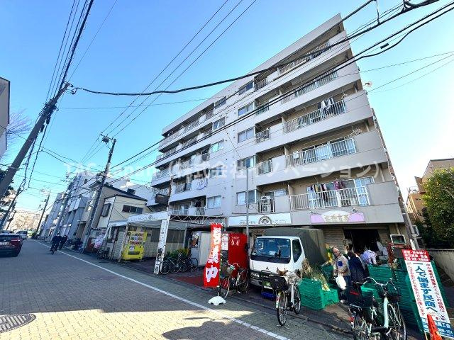 お花茶屋ダイヤモンドマンションの外観|周囲の景観と調和する、落ち着きある洗練デザイン。日常の風景にさりげない美しさを添える、ちょうどよい存在感です。