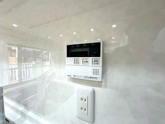 お花茶屋ダイヤモンドマンションの発電・温水設備|ワンタッチ操作でお湯張りや追い焚きができるオートバスは、忙しい日々の中でも快適なバスタイムをサポート。湯温の調整や保温も自動で行えるため、いつでもちょうどいい温かさのお風呂が待っています。