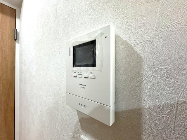 お花茶屋ダイヤモンドマンションの防犯設備|リビングから来訪者の姿をしっかり確認できるモニター付きインターホンは、防犯性はもちろん、急な来客にも安心して対応できる心強い設備。ご家族の安全と安心な暮らしをそっと支えてくれます。