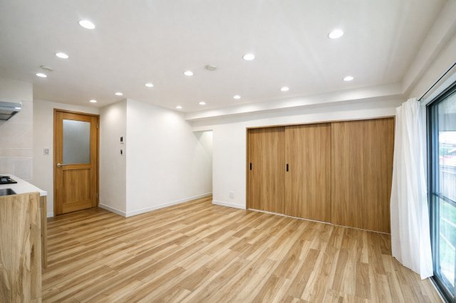 お花茶屋ダイヤモンドマンションの居間・リビング|住まう人の感性に寄り添い、美しさと機能性が調和した寛ぎの空間です。日々の疲れを癒し、心からリラックスできる場所として、暮らしに豊かさと安心感をもたらします。