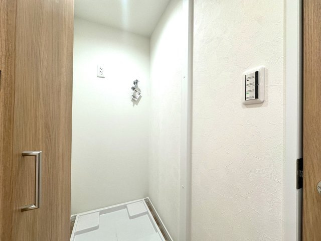 お花茶屋ダイヤモンドマンションのランドリースペース|使い勝手の良いランドリースペースは、洗濯から干す・しまうまでの動線がスムーズに整えられ、毎日の家事負担を軽減。忙しい日々の中でも、効率よく快適に洗濯がこなせる嬉しい工夫が詰まっています。