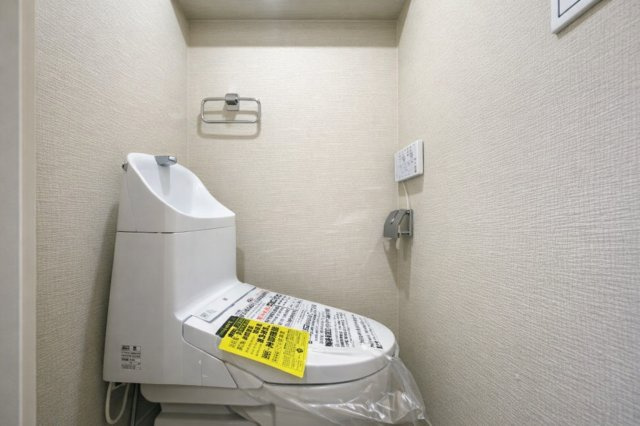 お花茶屋ダイヤモンドマンションのトイレ|最新設備を備えたトイレは、快適性とスタイリッシュさを兼ね備えた空間。清潔感のある美しい内装とすっきりとしたデザインが、暮らしに心地よさをプラス。清潔・快適・美しさが調和した、上質なトイレ空間です。