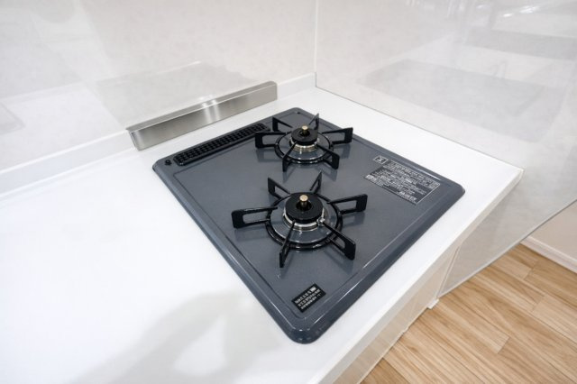 お花茶屋ダイヤモンドマンションのキッチン|２口ガスコンロで、同時調理もスムーズに進み、時間を有効に使えるのがうれしいポイント。炒め物、煮込み、汁物など、複数の料理を一度に作れるので、忙しい朝や夕食の準備も効率よく進みます。