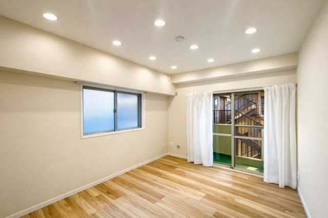お花茶屋ダイヤモンドマンションの洋室|クローゼットを備えた機能的な洋室。収納力に優れ、すっきりと整った空間を保ちやすく、住まい全体の心地よさを高めてくれます。