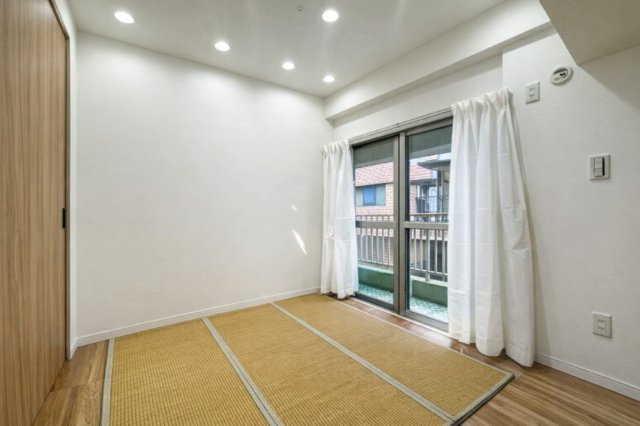 お花茶屋ダイヤモンドマンションの洋室|陽射しがやわらかく差し込む洋室は、日々の疲れを癒す静けさに包まれたプライベート空間。お気に入りの家具をどこに置こうか、思い描くだけで自然と笑顔がこぼれます。─そんな温もりと可能性に満ちた一部屋です。