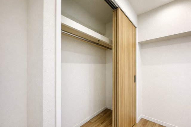 お花茶屋ダイヤモンドマンションの収納|暮らしをすっきり整える豊富な収納スペースは、衣類から日用品まで余裕を持ってしまえ、いつも整った美しい住まいを保つことができます。快適な生活を支える頼もしい味方です。