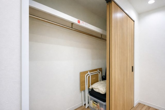 お花茶屋ダイヤモンドマンションの収納|暮らしにぴったり合うサイズと配置で設計された収納スペースは、住まいの使いやすさを徹底的に追求。毎日の片付けがスムーズになり、ストレスを大幅に軽減してくれます。快適な暮らしを支える頼もしい存在です。