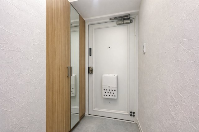 お花茶屋ダイヤモンドマンションの玄関|落ち着いたデザインと広々とした空間が調和する玄関は、住まう人を温かく迎え入れます。毎日の出発と帰宅を心地よく包み込み、日常に上質なひとときをもたらしてくれる場所です。
