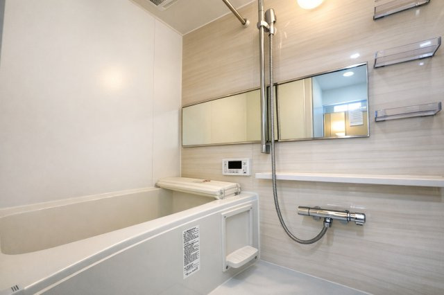お花茶屋ダイヤモンドマンションの浴室|家族みんなの疲れをやさしく包み込む、広々とした癒しのバスルーム。ゆったりとくつろげる空間で、日々のストレスもすっと解きほぐされる、心身ともにリラックスできるひとときをお届けします。