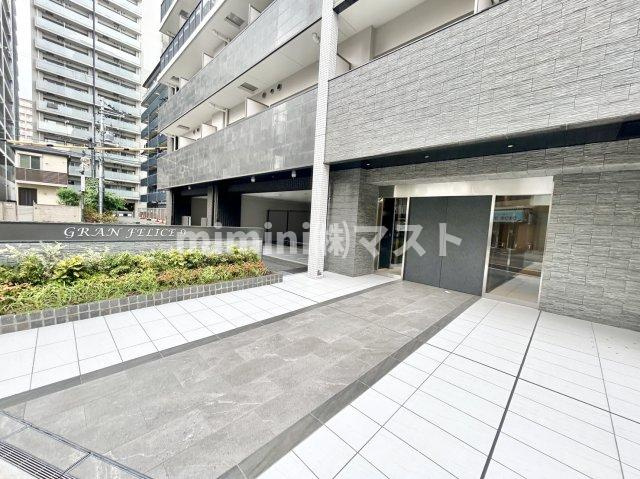 大阪市西区本田２丁目の賃貸マンションのエントランス