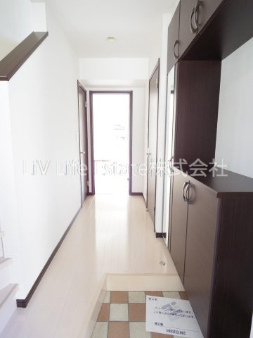 小平市津田町３丁目のアパートの玄関