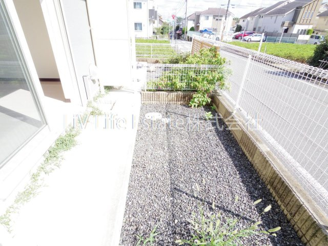 小平市津田町３丁目のアパートの庭