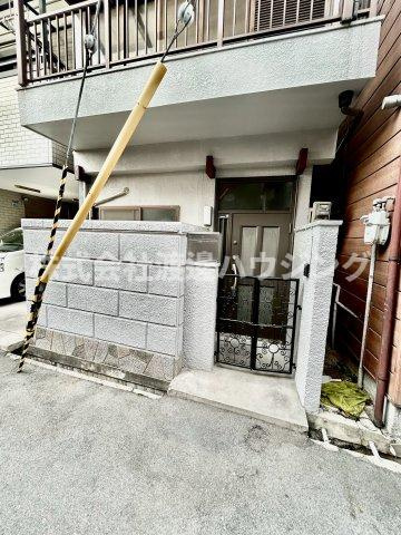 東大阪市西石切町2丁目一戸建のエントランス