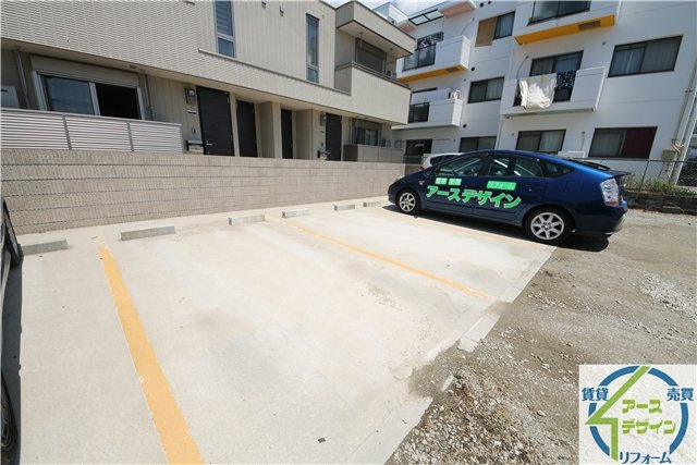 へーベルコート西島の駐車場