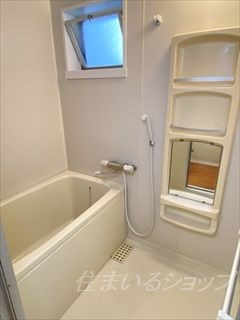 広島市安佐北区口田南６丁目のアパートの浴室|サーモ付きシャワー水栓・窓あり