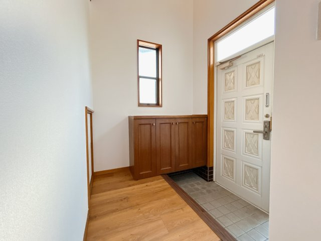 鴻巣市鎌塚5丁目の玄関|吹抜け付きの明るい玄関空間