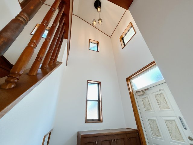 鴻巣市鎌塚5丁目の玄関|吹抜け付きの明るい玄関空間