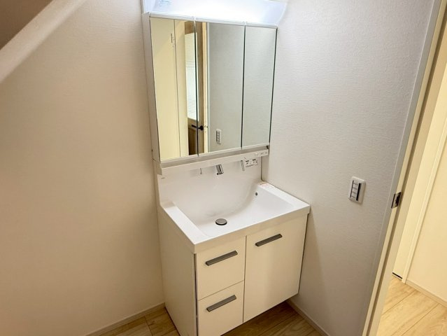 川越市木野目1期　新築一戸建て　1号棟の独立洗面台|朝の身支度には欠かせない独立洗面化粧台