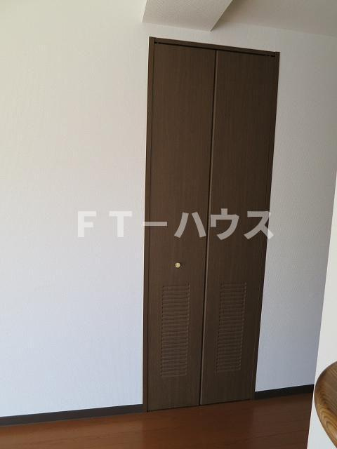 ホーム上の台の収納