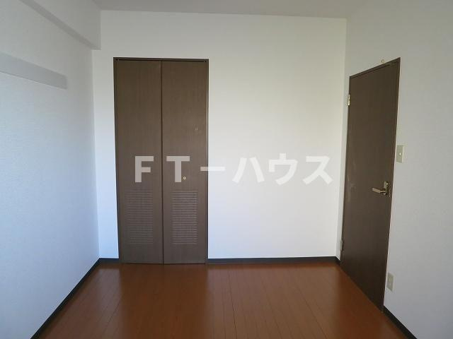 ホーム上の台の内装