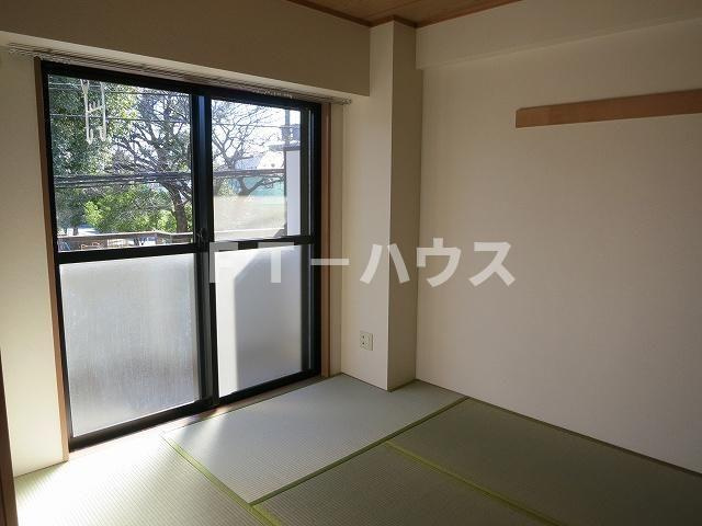 ホーム上の台の和室