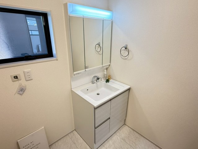 川越木野目　新築一戸建て　２号棟の独立洗面台|独立洗面台あり、毎朝おしゃれに忙しい女性の方におすすめです