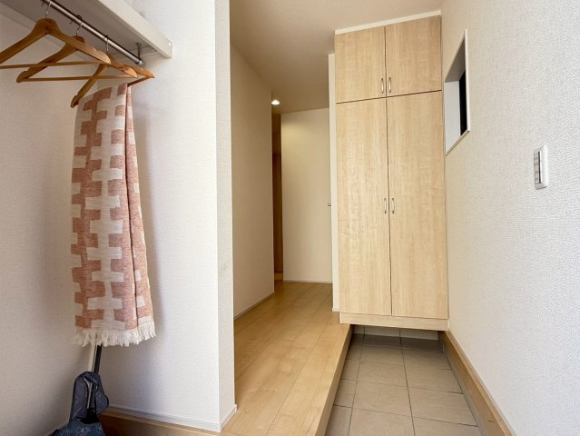 川越木野目　新築一戸建て　２号棟の玄関|収納もある玄関です