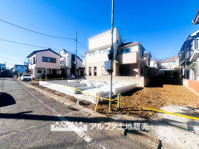 羽村市緑ヶ丘2丁目　全1棟の前面道路含む現地写真|【Cherish the time】
◆君との時間は◆リビングで、食卓で、寝室で、どこにいても楽しめる。居心地の良い空間の中で質のいい安らぎを求めたい。