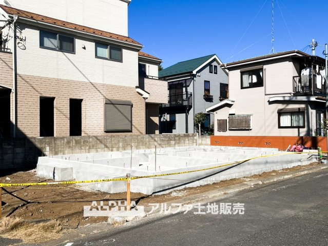 羽村市緑ヶ丘2丁目　全1棟の外観|【Add color】
◆彩りを添えて◆窓際から吹き込む清々しい風。夏の暑い時期を通り越し、少し過ごしやすくなってきた。風の唄を聴き、季節を肌で感じられる自慢のリビング