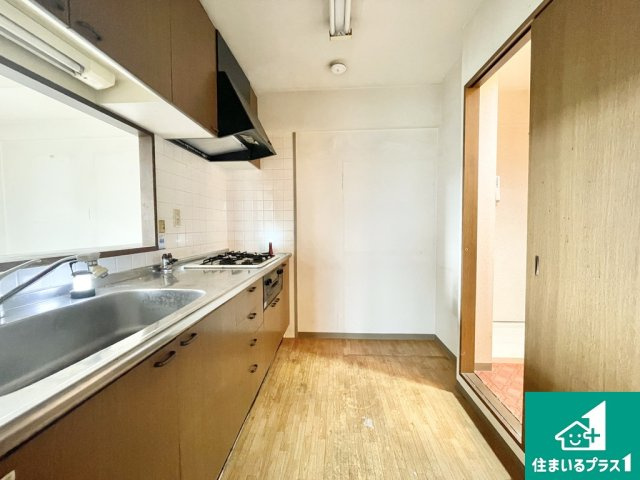 フロラシオン堺・香ヶ丘の内装|キッチンは洗面所・浴室とつながっており、家事動線良好です♪【現地写真】