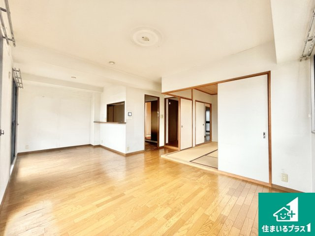 フロラシオン堺・香ヶ丘の居間・リビング|２面採光で一日中日当たりのよいＬＤＫです♪【現地写真】