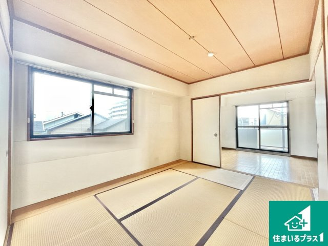フロラシオン堺・香ヶ丘の和室|角部屋ならではの窓がある和室で日当たり良好です♪【現地写真】