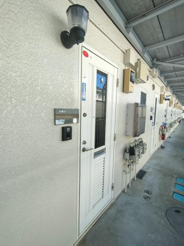 ルミエール西府A棟の玄関|※別号室参考写真です