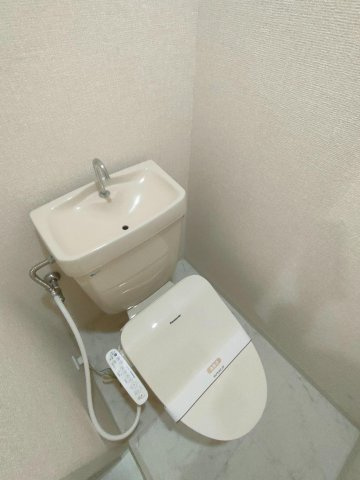 ルミエール西府A棟のトイレ|※別号室参考写真です