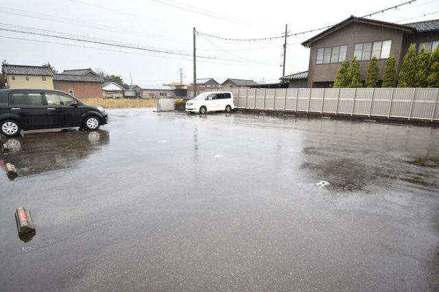 フルール福岡の駐車場