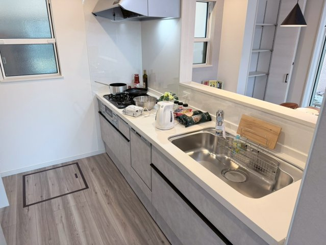 川越市志多町R６　新築一戸建て　A号棟のキッチン|コンパクトなキッチンで掃除もラクラク