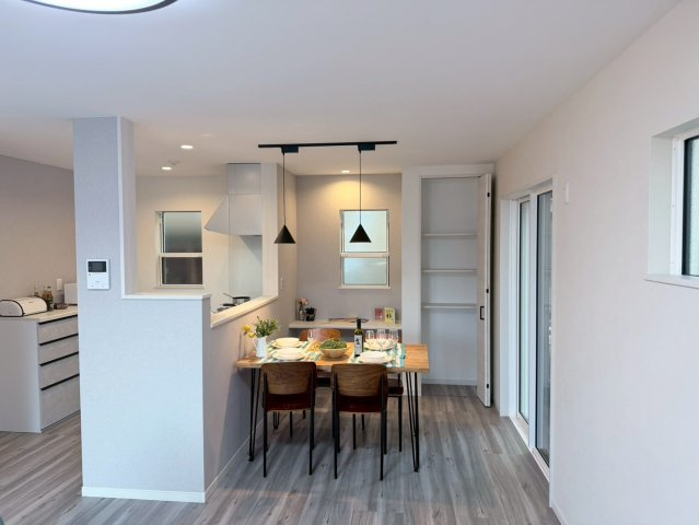 川越市志多町R６　新築一戸建て　A号棟の居間・リビング|こちらのリビングで趣味の時間をお楽しみください