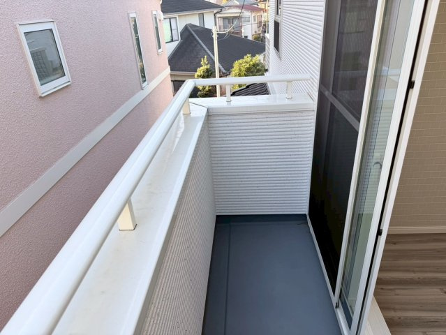 川越市志多町R６　新築一戸建て　A号棟のバルコニー|外からの目が気にならないバルコニーで洗濯物が干せます