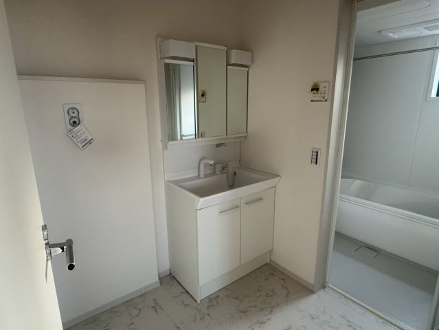 川越市清水町1期　新築一戸建て　1号棟の独立洗面台|独立洗面化粧台が付いています