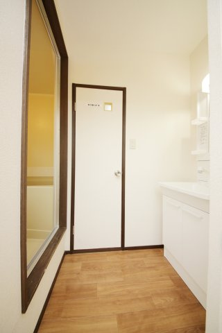 ハイツボニータの独立洗面台|別部屋同間取りのお写真となります。参考にご覧くださいませ。