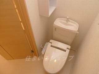 広島市安佐北区白木町大字井原のアパートのトイレ|シャワートイレ・収納棚あり