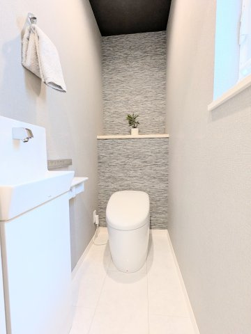 葛飾区奥戸２丁目の新築戸建のトイレ|～手洗器付きの2階トイレ写真～