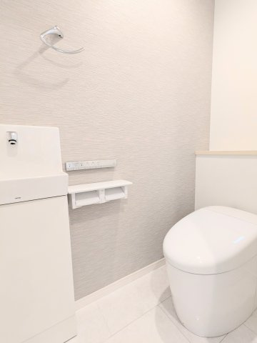 葛飾区奥戸２丁目の新築戸建のトイレ|～手洗器付きの1階トイレ写真～