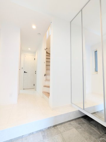 葛飾区奥戸２丁目の新築戸建の玄関|～収納付き玄関写真～