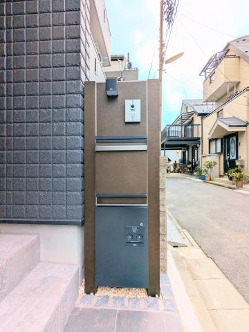 葛飾区奥戸２丁目の新築戸建の設備|～宅配ボックス付き郵便ポスト写真～