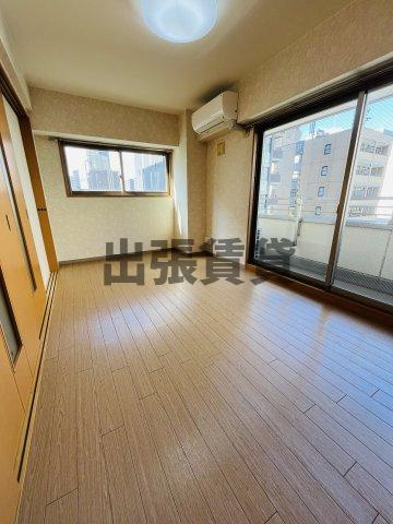 仲介手数料０円！サン・サカエビルの居間・リビング