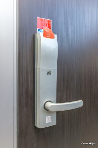 レイシス若里のエントランス