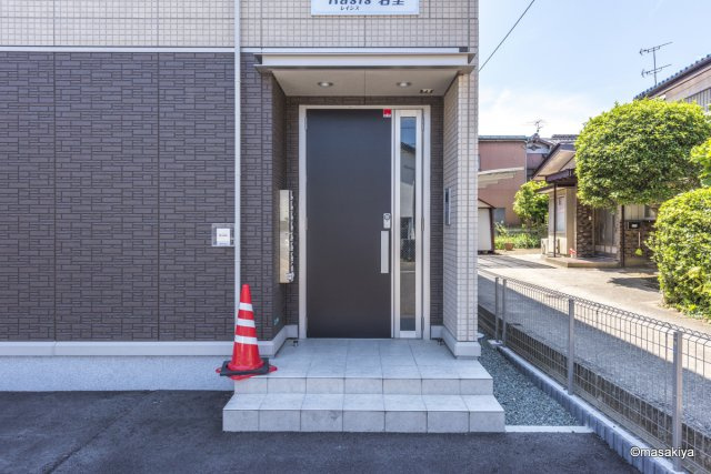 レイシス若里のエントランス