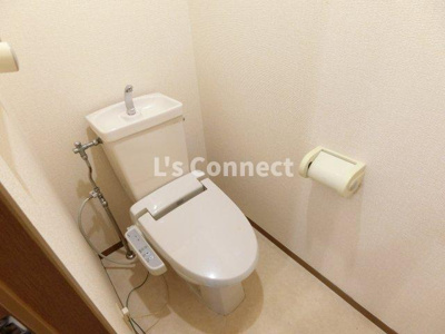 【トイレ】 | ハイカムール八乙女ＳＴⅠ | 温水洗浄便座付きのトイレ。