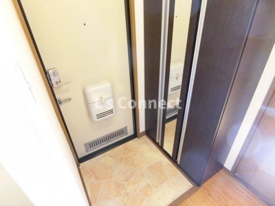 【玄関】 | ハイカムール八乙女ＳＴⅠ | 背の高い下駄箱には鏡付きで身だしなみチェック。